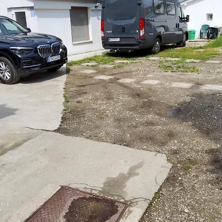 Byt Pre 8 Ludi Komarov